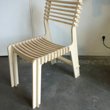 Chaise contre-plaqué